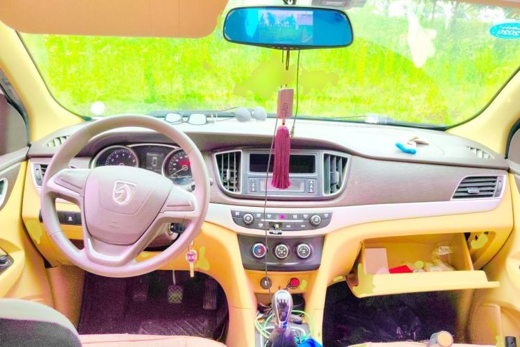 Used Baojun 730 2016 1.5L Manual Value Edition 7 Seats China V Emission Standard Center Console