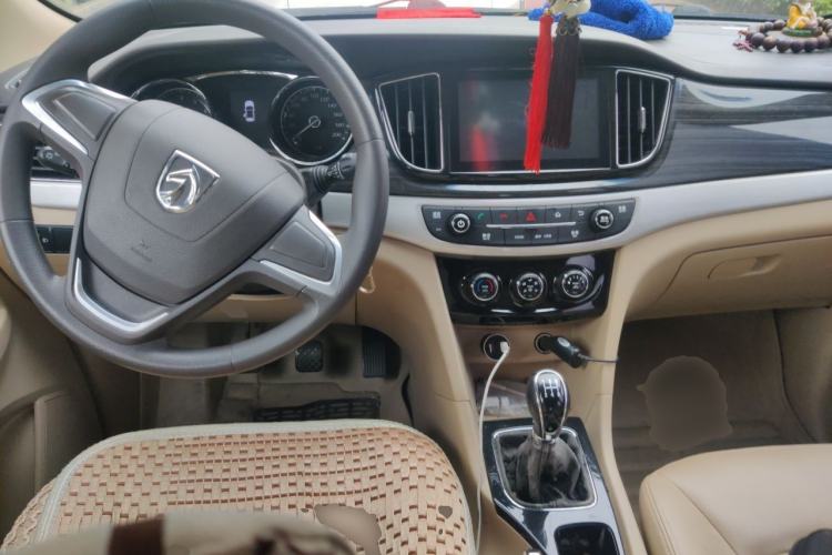 Used Baojun 730 2016 1.5T Manual Standard Version 7 Seats Center Console