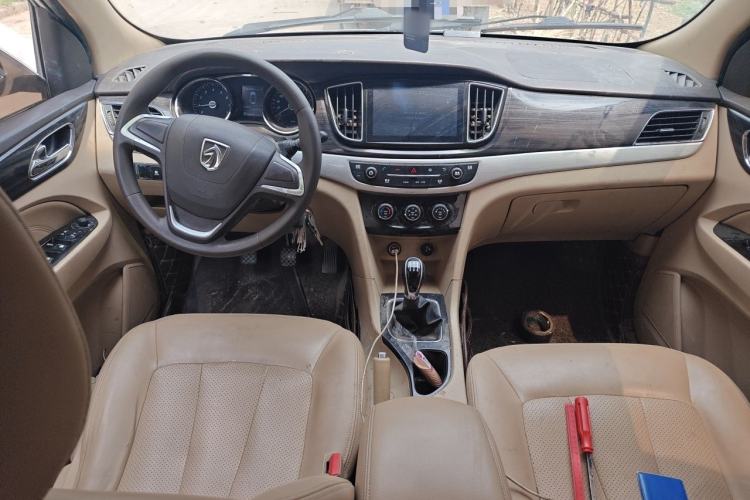 Used Baojun 730 2016 1.5L Manual Comfort Version 7 Seats China V Emission Standard Center Console