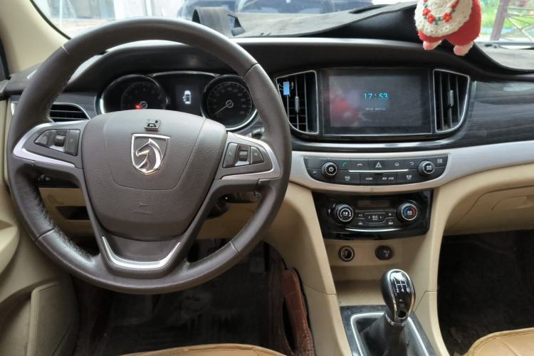 Used Baojun 730 2016 1.5L Manual Luxury Edition 7 Seats Center Console