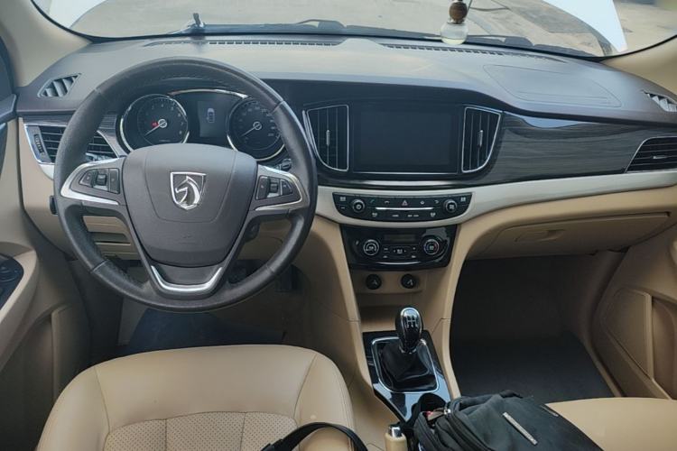 Used Baojun 730 2016 1.5L Manual Luxury Edition 7 Seats Center Console