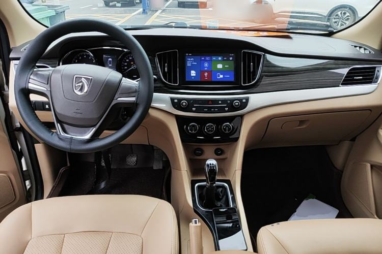 Used Baojun 730 2016 1.5L Manual Comfort Version 7 Seats China V Emission Standard Center Console