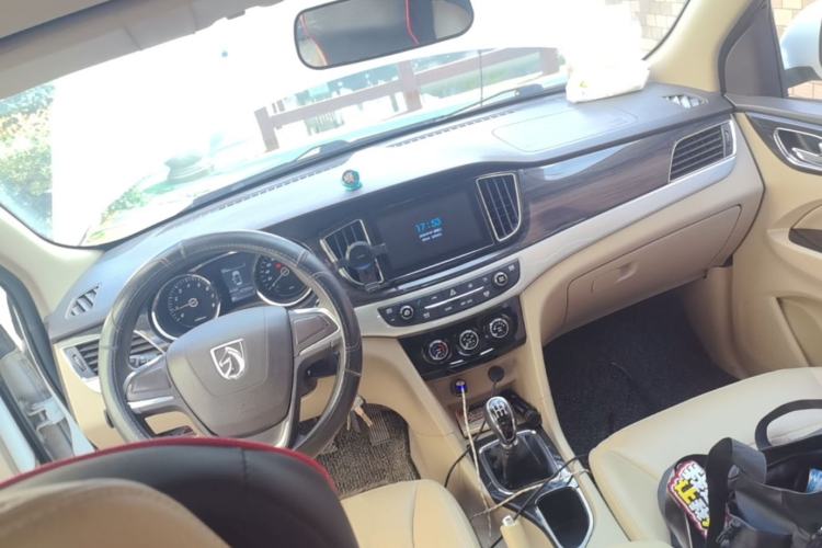 Used Baojun 730 2016 1.5L Manual Comfort Version 7 Seats China V Emission Standard Center Console
