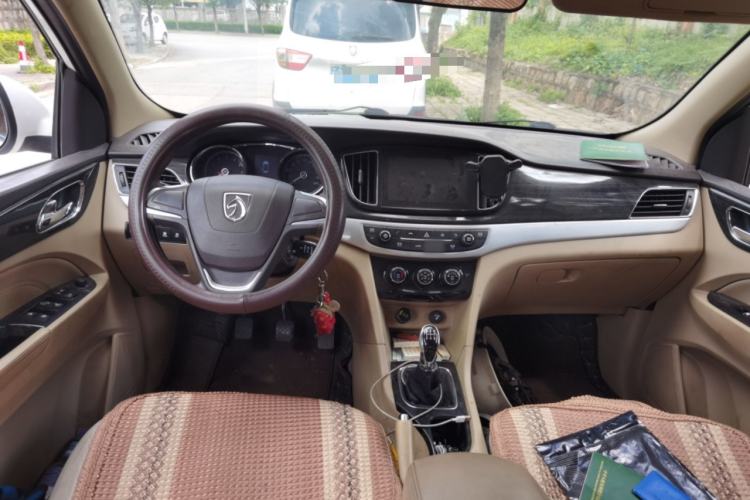 Used Baojun 730 2016 1.5L Manual Comfort Version 7 Seats China V Emission Standard Center Console