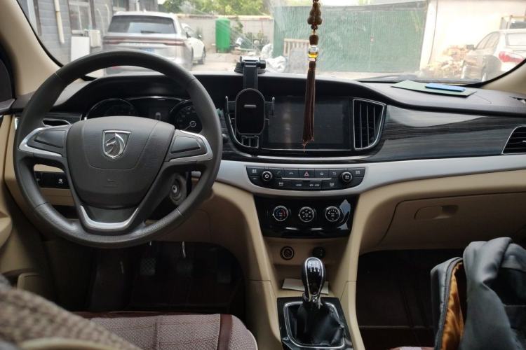 Used Baojun 730 2016 1.5L Manual Comfort Version 7 Seats China V Emission Standard Center Console