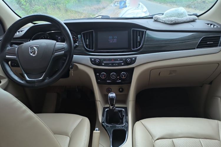 Used Baojun 730 2016 1.5L Manual Comfort Version 7 Seats China V Emission Standard Center Console