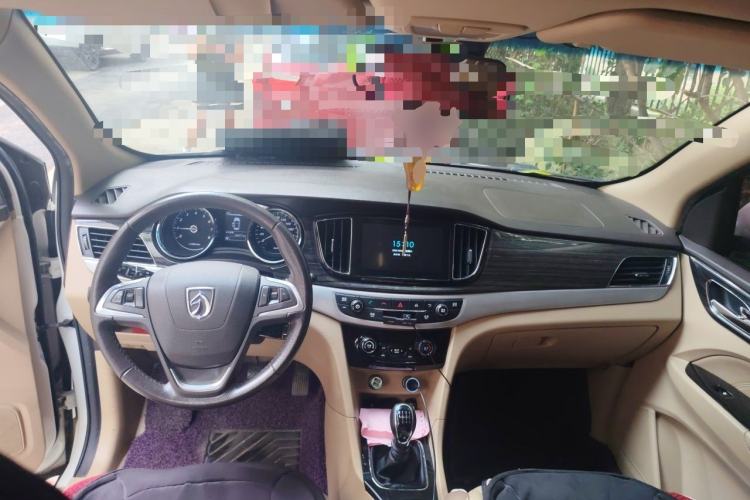 Used Baojun 730 2016 1.5T Manual Luxury Edition 7 Seats Center Console