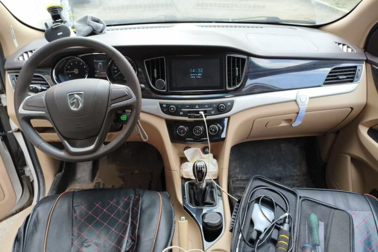 Used Baojun 730 2016 1.5L Manual Standard Version 7 Seats Center Console