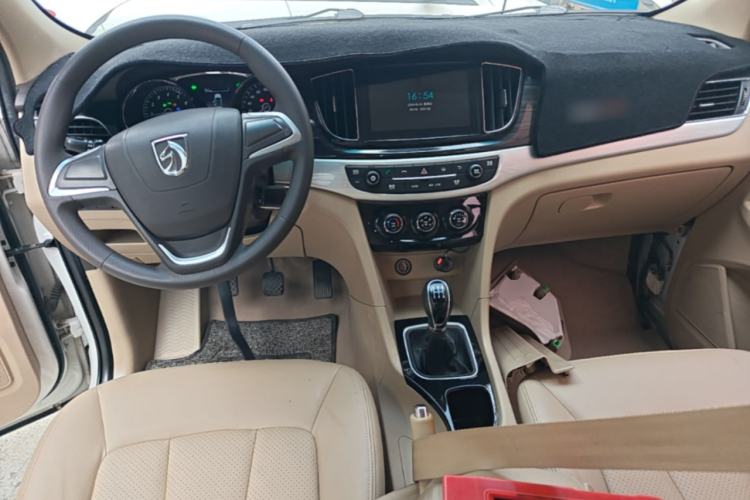 Used Baojun 730 2016 1.5L Manual Comfort Version 7 Seats China V Emission Standard Center Console