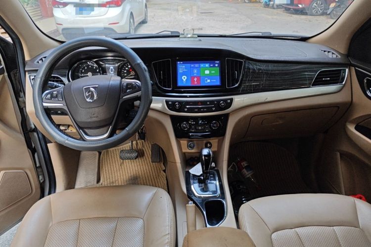 Used Baojun 730 2016 1.8L iAMT Luxury Model 7 Seats Center Console