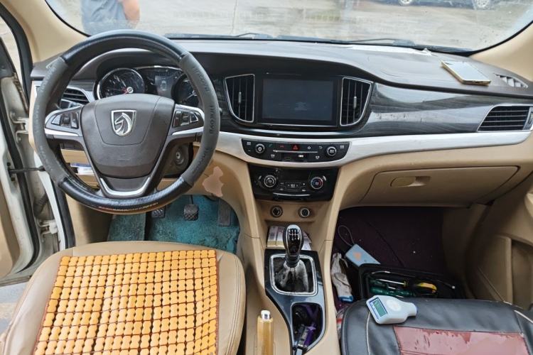 Used Baojun 730 2016 1.5T Manual Luxury Edition 7 Seats Center Console