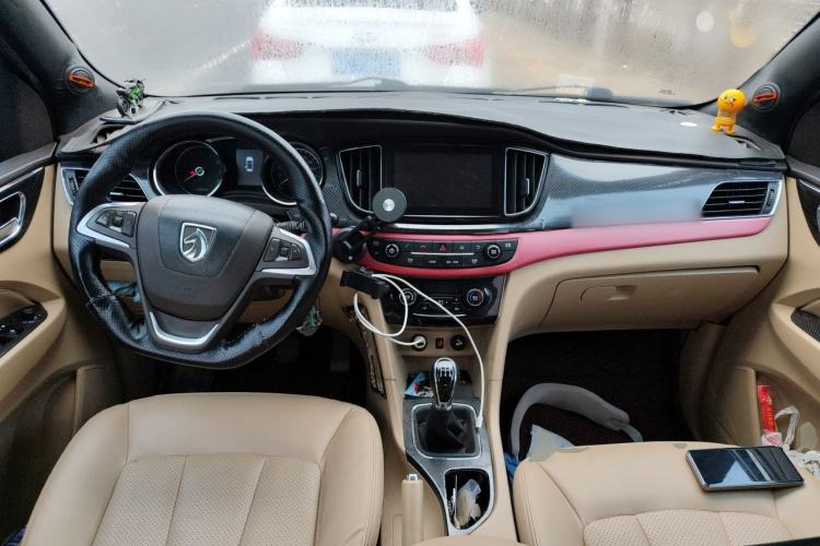 Used Baojun 730 2016 1.5L Manual Luxury Edition 7 Seats Center Console