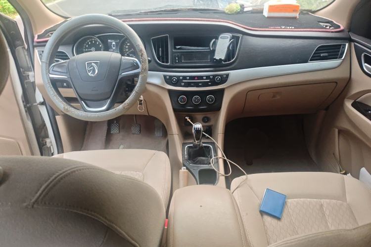 Used Baojun 730 2016 1.5L Manual Standard Version 7 Seats Center Console