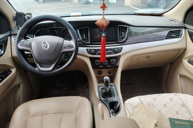 Used Baojun 730 2016 1.5L Manual Comfort Version 7 Seats China V Emission Standard Center Console