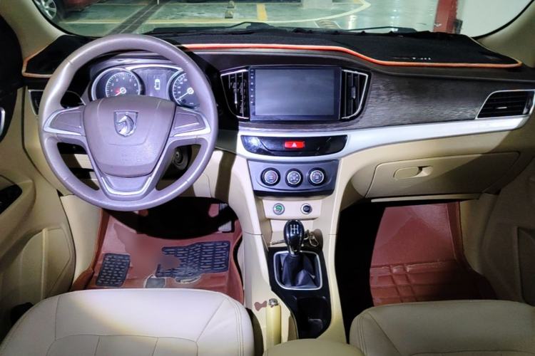 Used Baojun 730 2016 Revised 1.5L Manual Standard Version 7 Seats China V Emission Standard Center Console