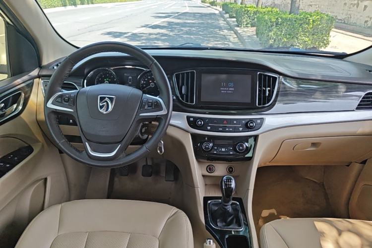 Used Baojun 730 2016 1.5T Manual Luxury Edition 7 Seats Center Console