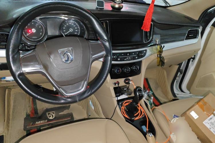 Used Baojun 730 2016 1.5T Manual Comfort Version 7 Seats Center Console