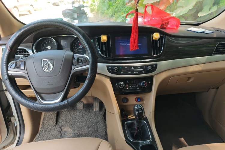 Used Baojun 730 2016 1.5T Manual Luxury Edition 7 Seats Center Console