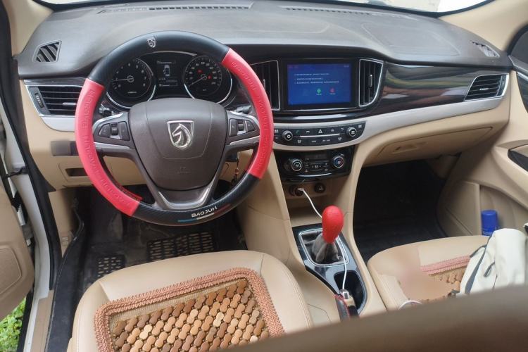 Used Baojun 730 2016 1.5L Manual Luxury Edition 7 Seats Center Console