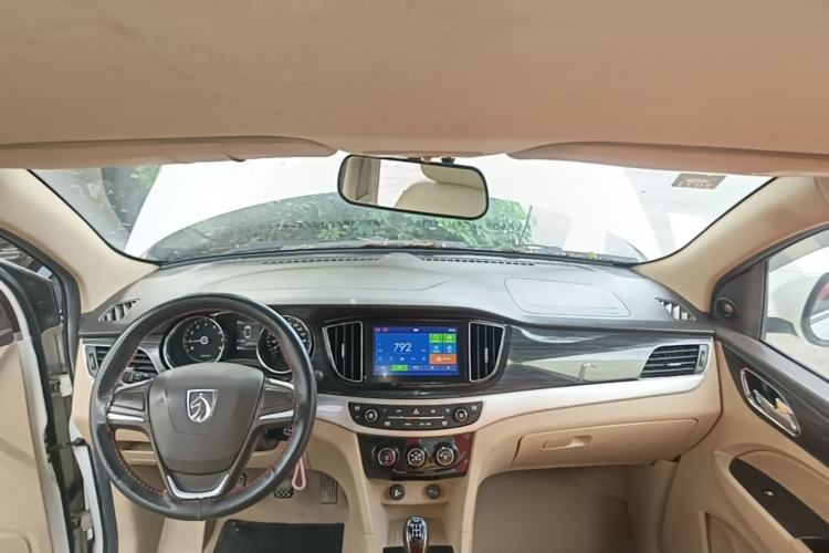Used Baojun 730 2016 1.5L Manual Standard Version 7 Seats Center Console