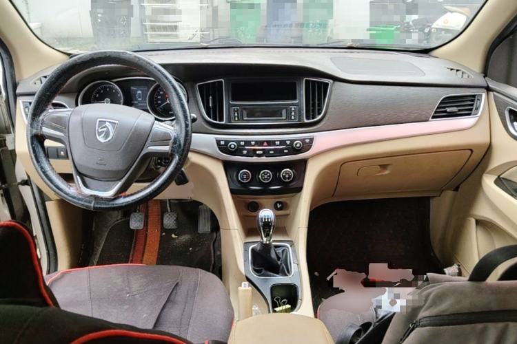 Used Baojun 730 2016 Revised Version 1.5L Manual Standard Model 5 Seats Center Console