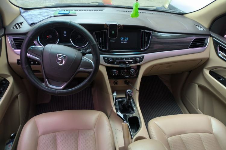 Used Baojun 730 2016 1.5T Manual Comfort Version 7 Seats Center Console