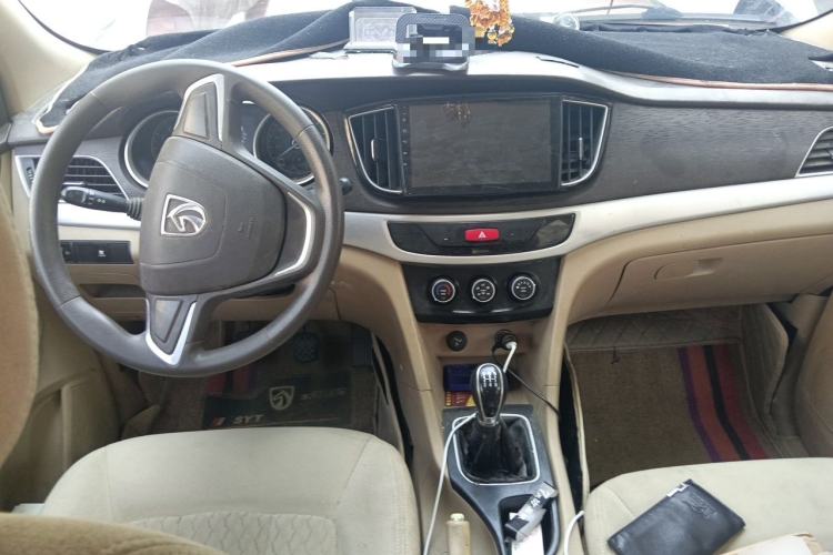 Used Baojun 730 2016 Revised Version 1.5L Manual Standard Model 5 Seats Center Console
