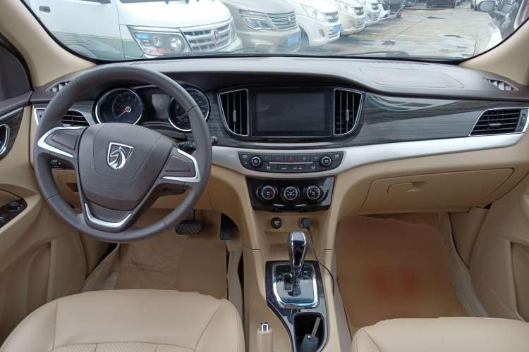 Used Baojun 730 2016 1.8L iAMT Comfort Version 7 Seats Center Console
