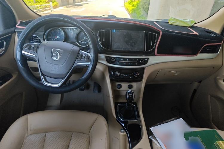 Used Baojun 730 2016 1.5T Manual Luxury Edition 7 Seats Center Console