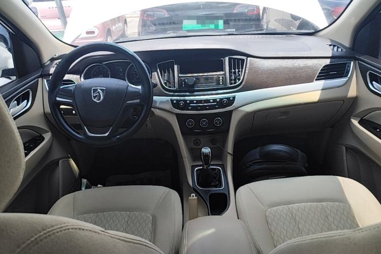 Used Baojun 730 2016 Revised 1.5L Manual Standard Version 7 Seats China V Emission Standard Center Console