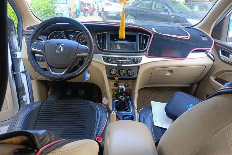 Used Baojun 730 2016 1.5L Manual Value Edition 8 Seats China V Emission Standard Center Console