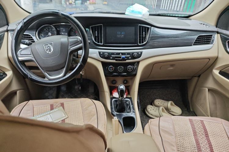 Used Baojun 730 2016 1.5L Manual Comfort Version 7 Seats China V Emission Standard Center Console
