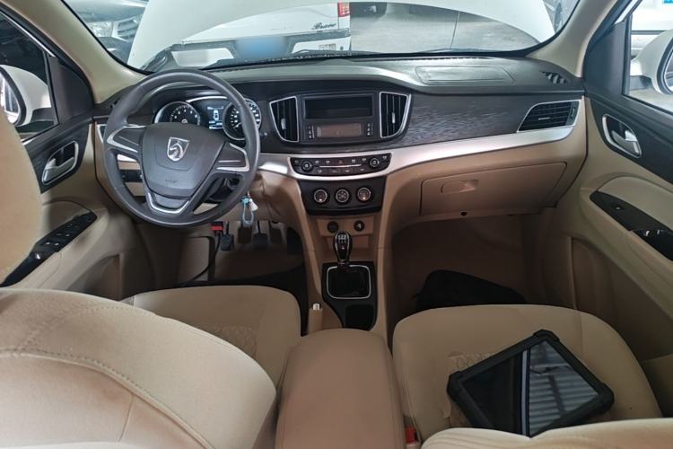 Used Baojun 730 2016 1.5L Manual Standard Version 7 Seats Center Console
