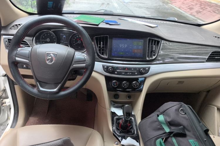 Used Baojun 730 2016 1.5T Manual Comfort Version 7 Seats Center Console