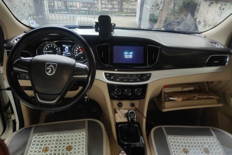 Used Baojun 730 2016 1.5T Manual Comfort Version 7 Seats Center Console