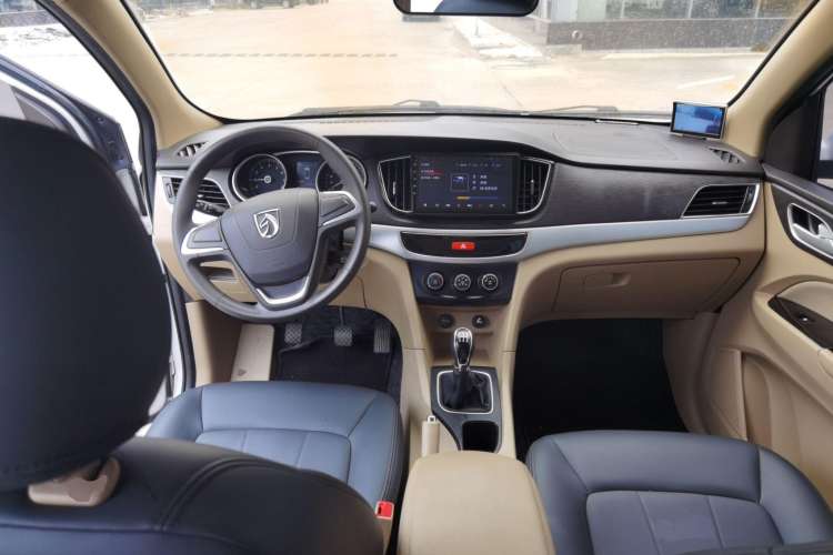 Used Baojun 730 2016 Revised Version 1.5L Manual Standard Model 5 Seats Center Console