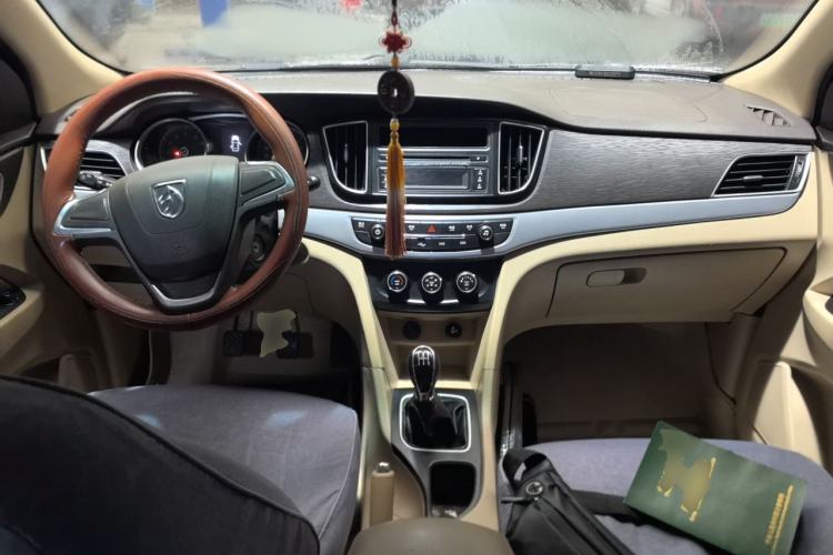 Used Baojun 730 2016 Revised 1.5L Manual Standard Version 7 Seats China V Emission Standard Center Console