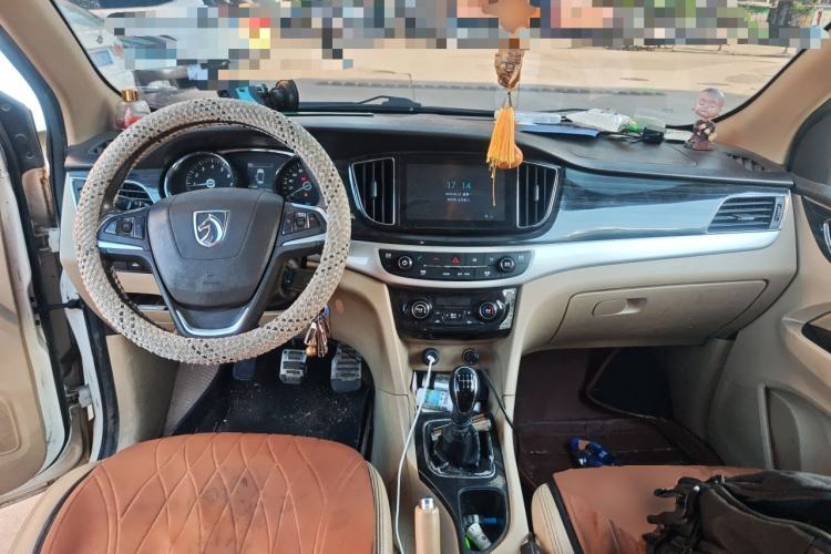 Used Baojun 730 2016 1.5T Manual Luxury Edition 7 Seats Center Console