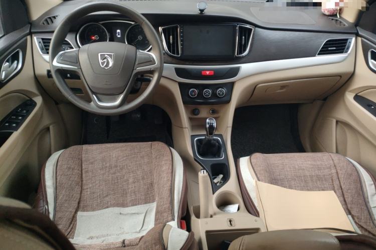 Used Baojun 730 2016 Revised 1.5L Manual Standard Version 7 Seats China V Emission Standard Center Console