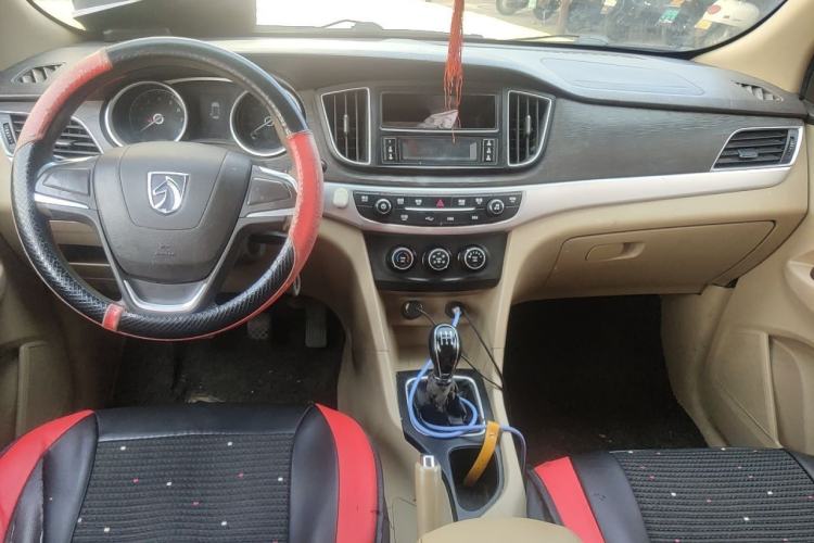 Used Baojun 730 2016 1.5L Manual Standard Version 7 Seats Center Console