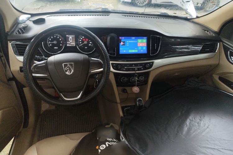 Used Baojun 730 2016 1.5L Manual Comfort Version 7 Seats China V Emission Standard Center Console