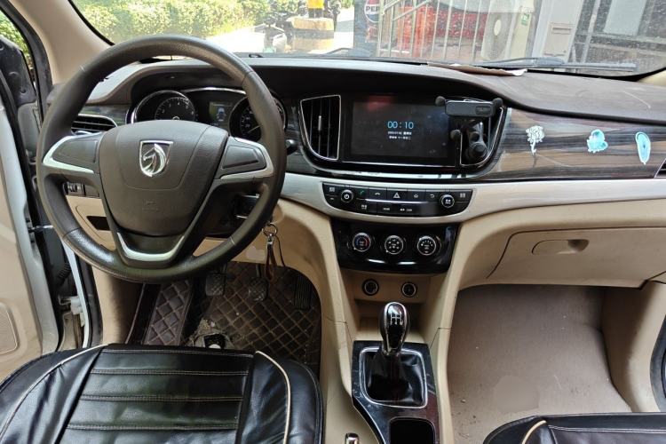 Used Baojun 730 2016 1.5L Manual Comfort Version 7 Seats China V Emission Standard Center Console