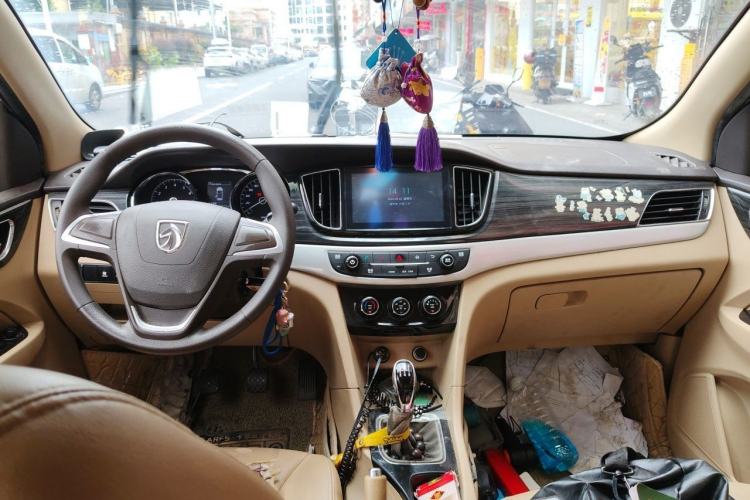 Used Baojun 730 2016 1.5L Manual Luxury Edition 7 Seats Center Console