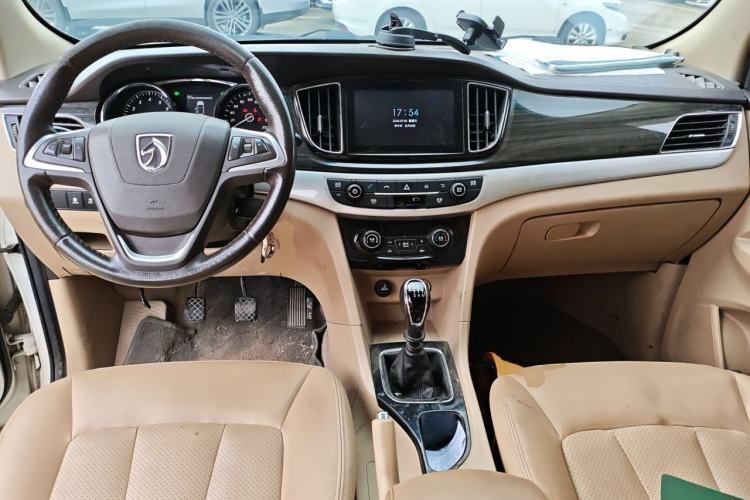 Used Baojun 730 2016 1.5T Manual Luxury Edition 7 Seats Center Console