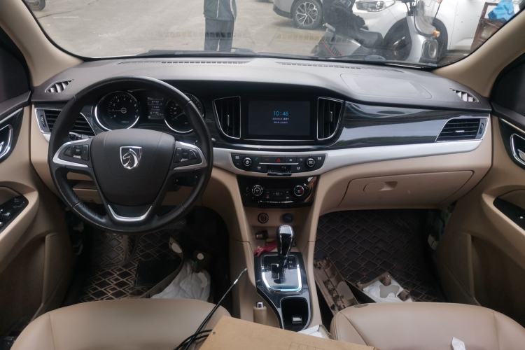 Used Baojun 730 2016 1.8L iAMT Luxury Model 7 Seats Center Console