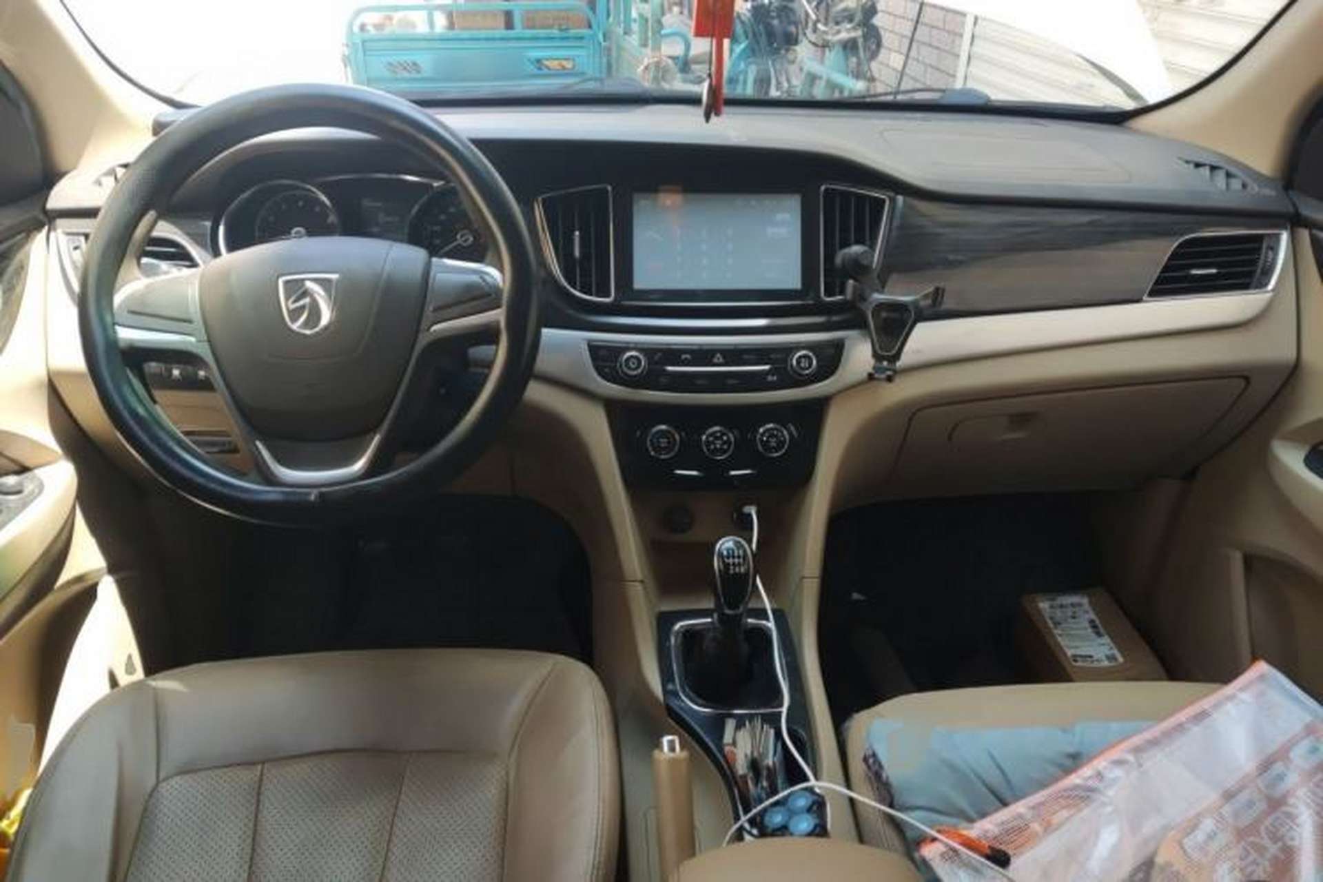Used Baojun 730 2016 1.5L Manual Comfort Version 7 Seats China V Emission Standard Center Console