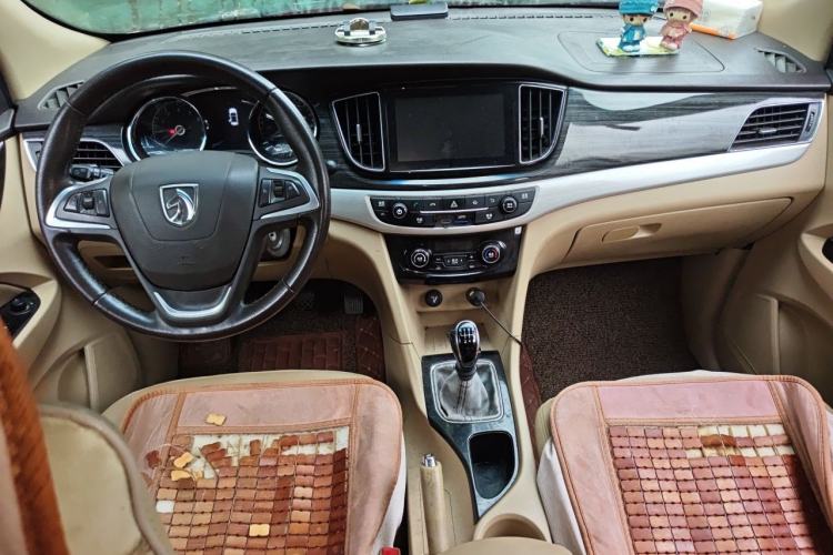 Used Baojun 730 2016 1.5T Manual Luxury Edition 7 Seats Center Console