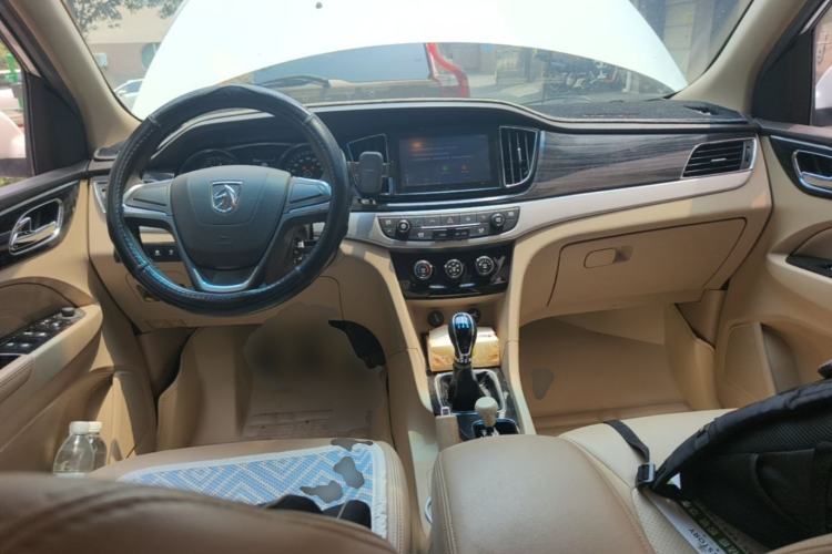 Used Baojun 730 2016 1.5L Manual Comfort Version 7 Seats China V Emission Standard Center Console