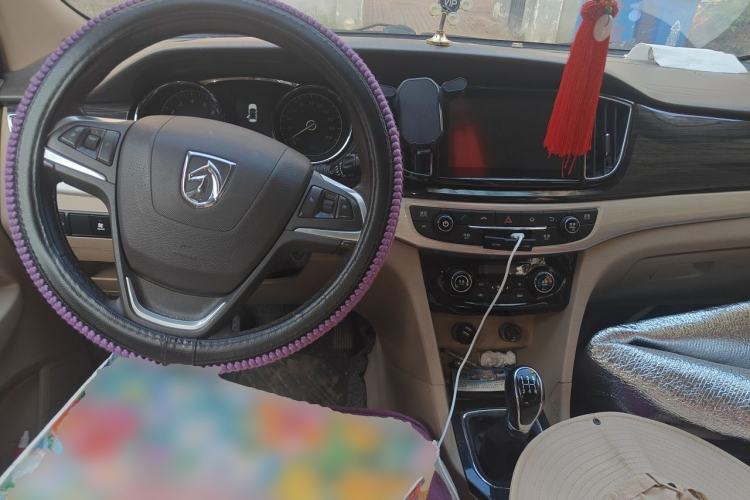 Used Baojun 730 2016 1.5L Manual Luxury Edition 7 Seats Center Console