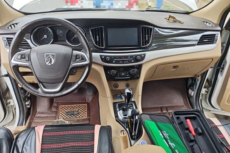 Used Baojun 730 2016 1.8L iAMT Luxury Model 7 Seats Center Console